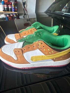 Vandy the pink hamburger cheeseburger Low-Top Sneaker